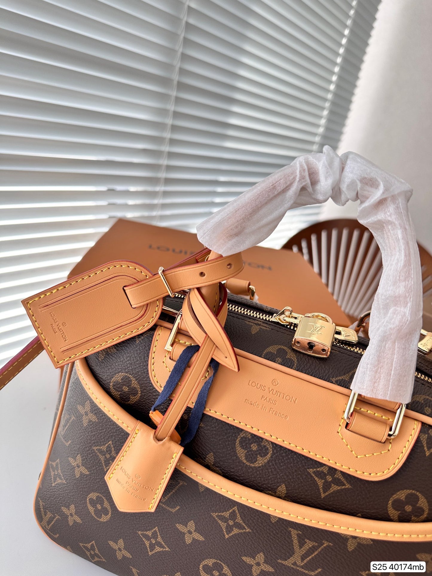 (15) Louis Vuitton Bag