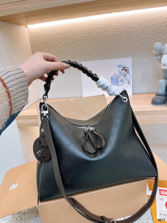 (53) Louis Vuitton Bag