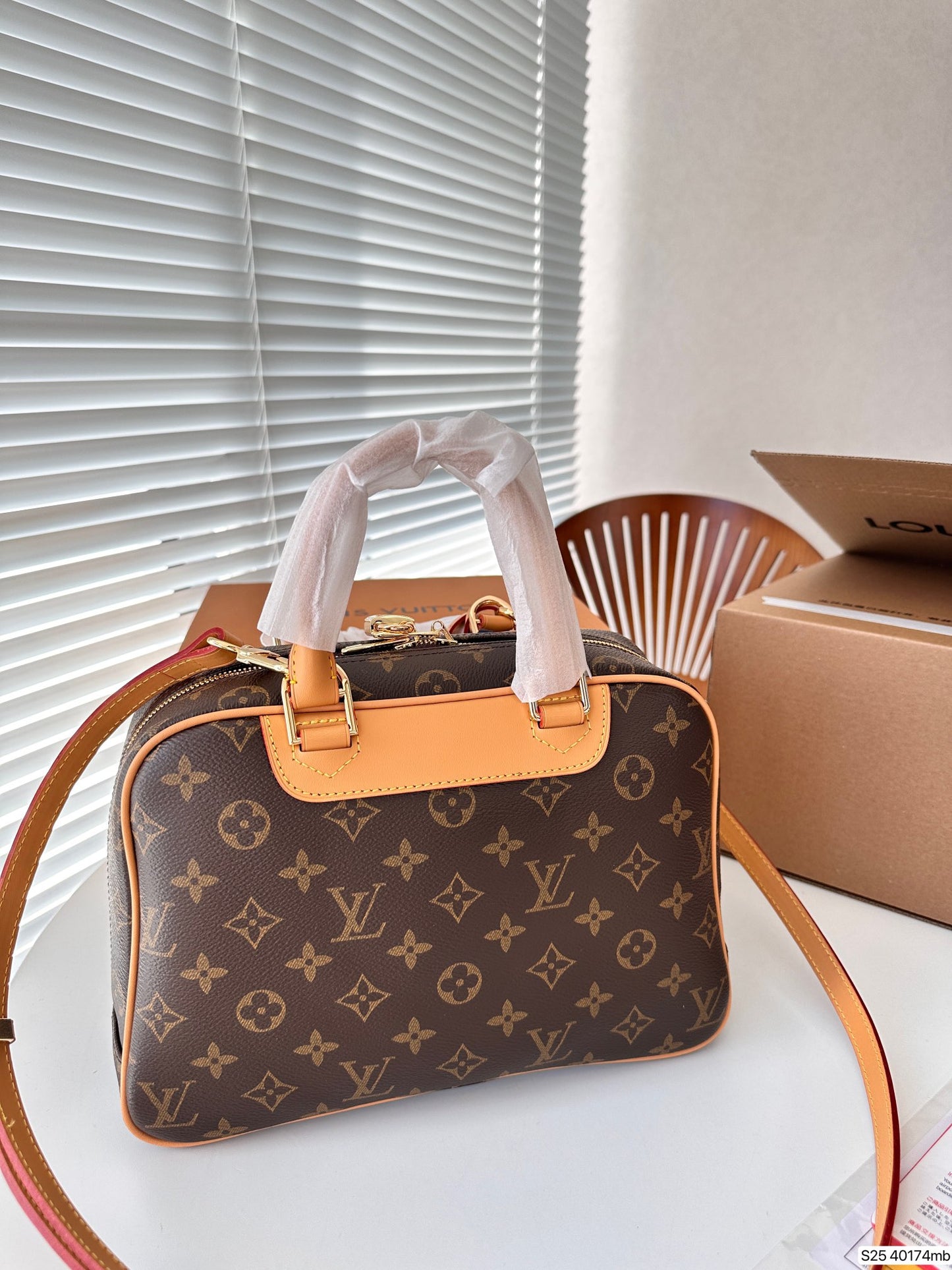 (15) Louis Vuitton Bag