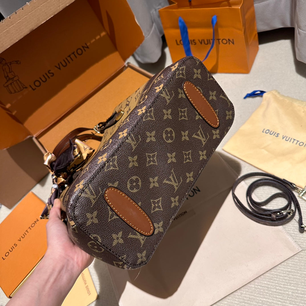 (82) Louis Vuitton Bag