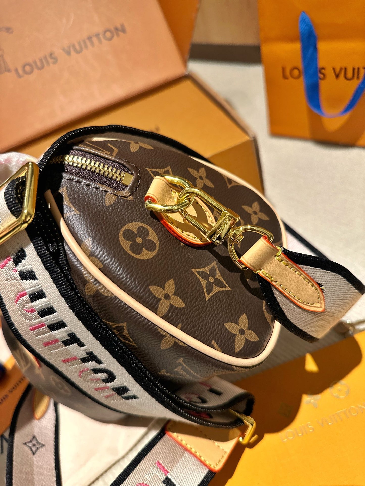 (14) Louis Vuitton Bag (small)