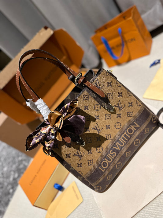 (82) Louis Vuitton Bag