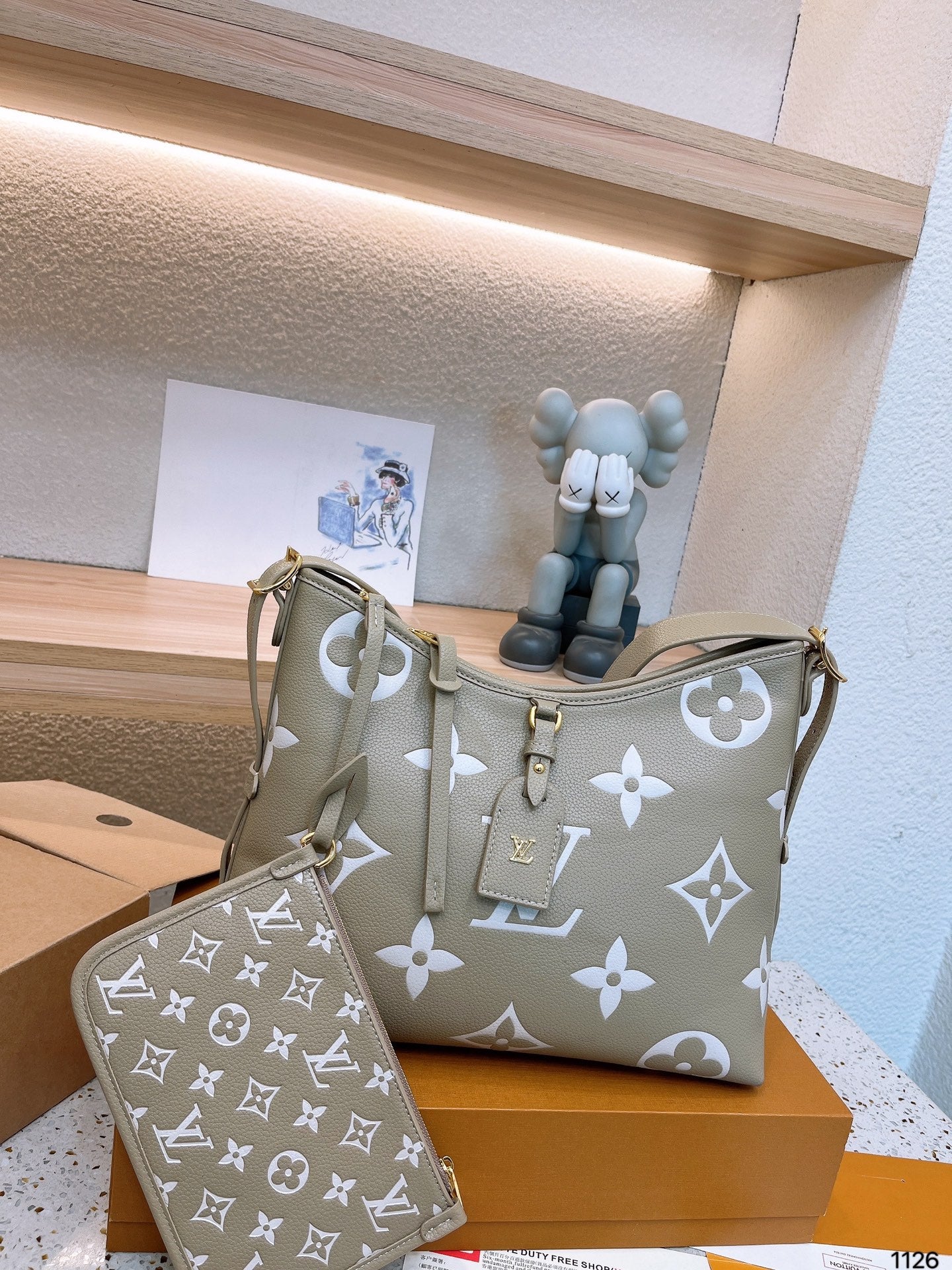 (37) Louis Vuitton Bag