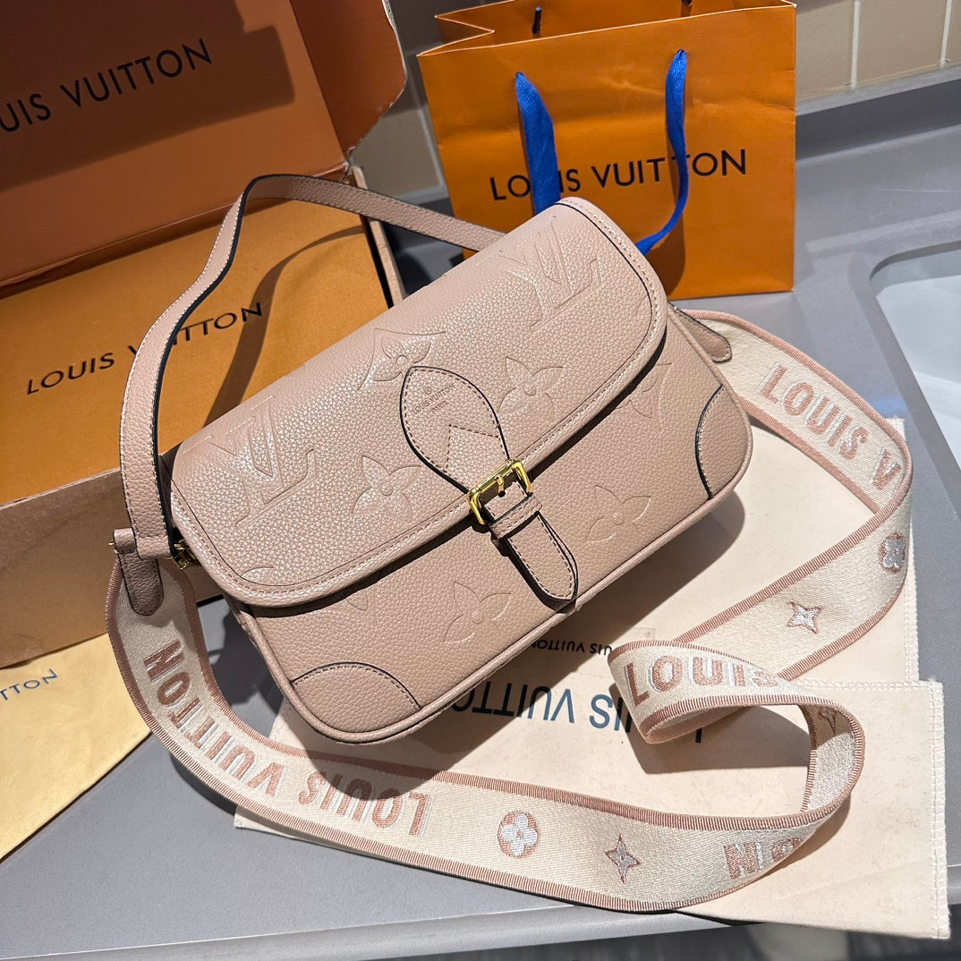 (44) Louis Vuitton Bag (small)