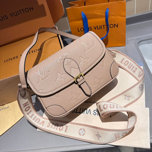 (44) Louis Vuitton Bag (small)