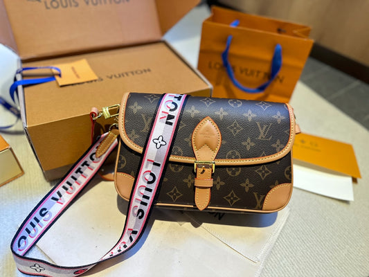 (39) Louis Vuitton Bag (small)