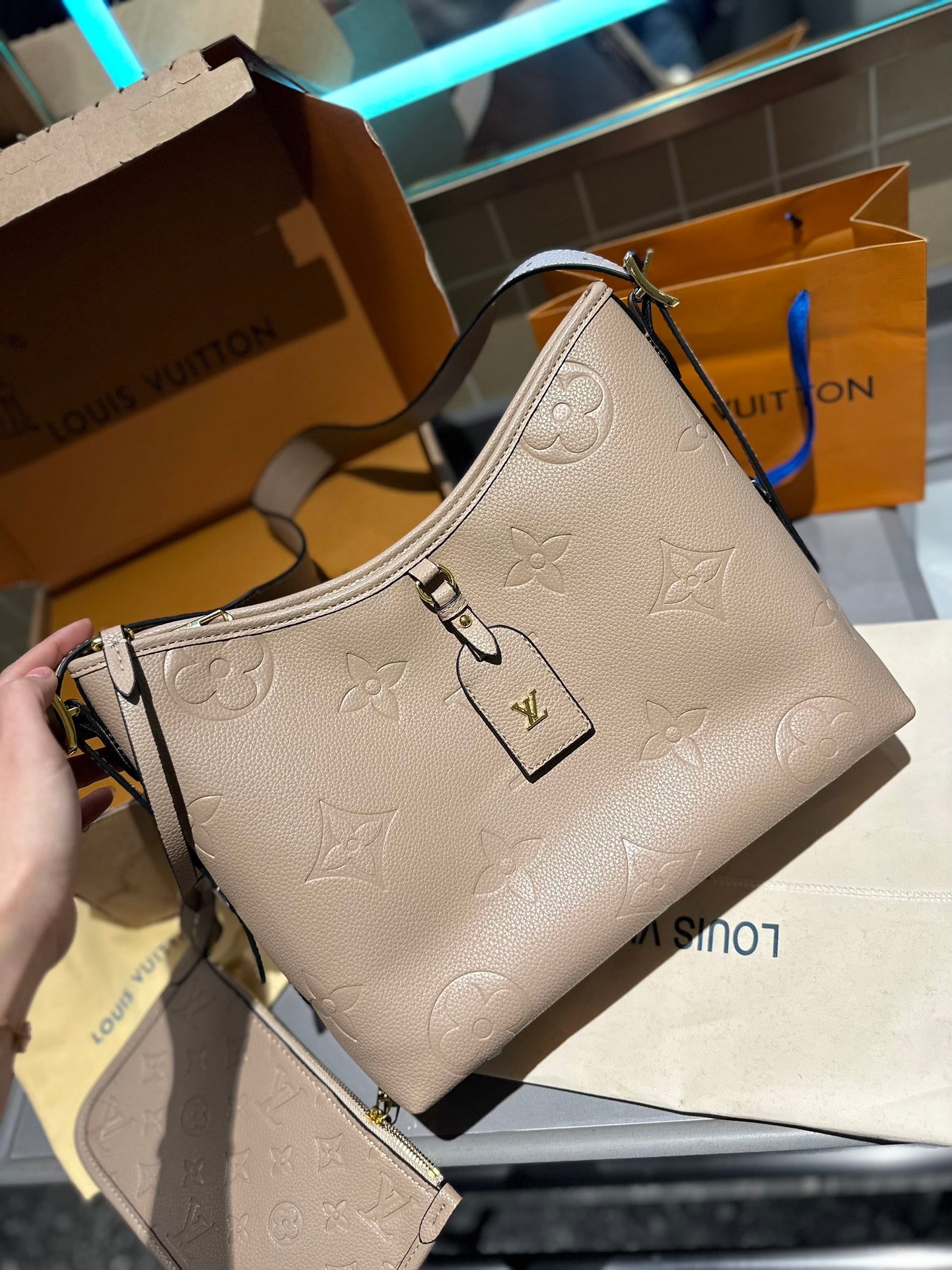 (42) Louis Vuitton Bag