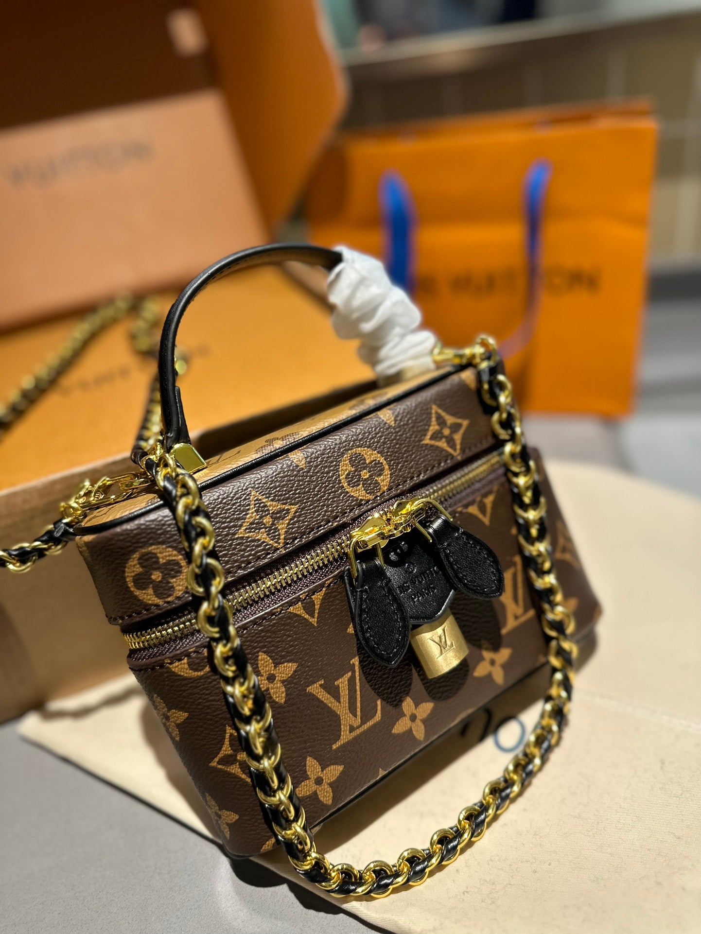 (38) Louis Vuitton Bag (Small)