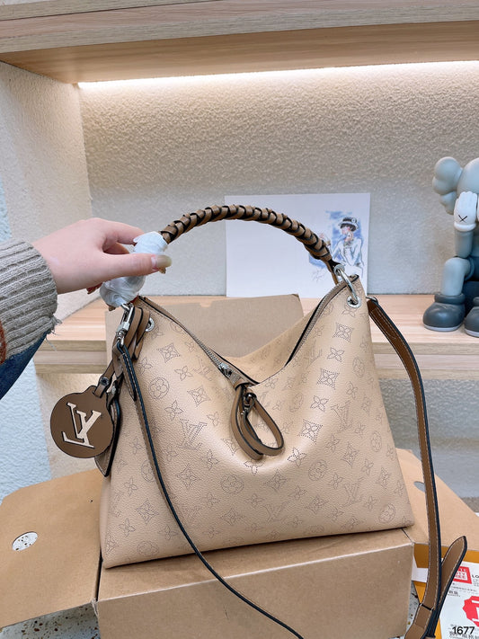 (52) Louis Vuitton Bag