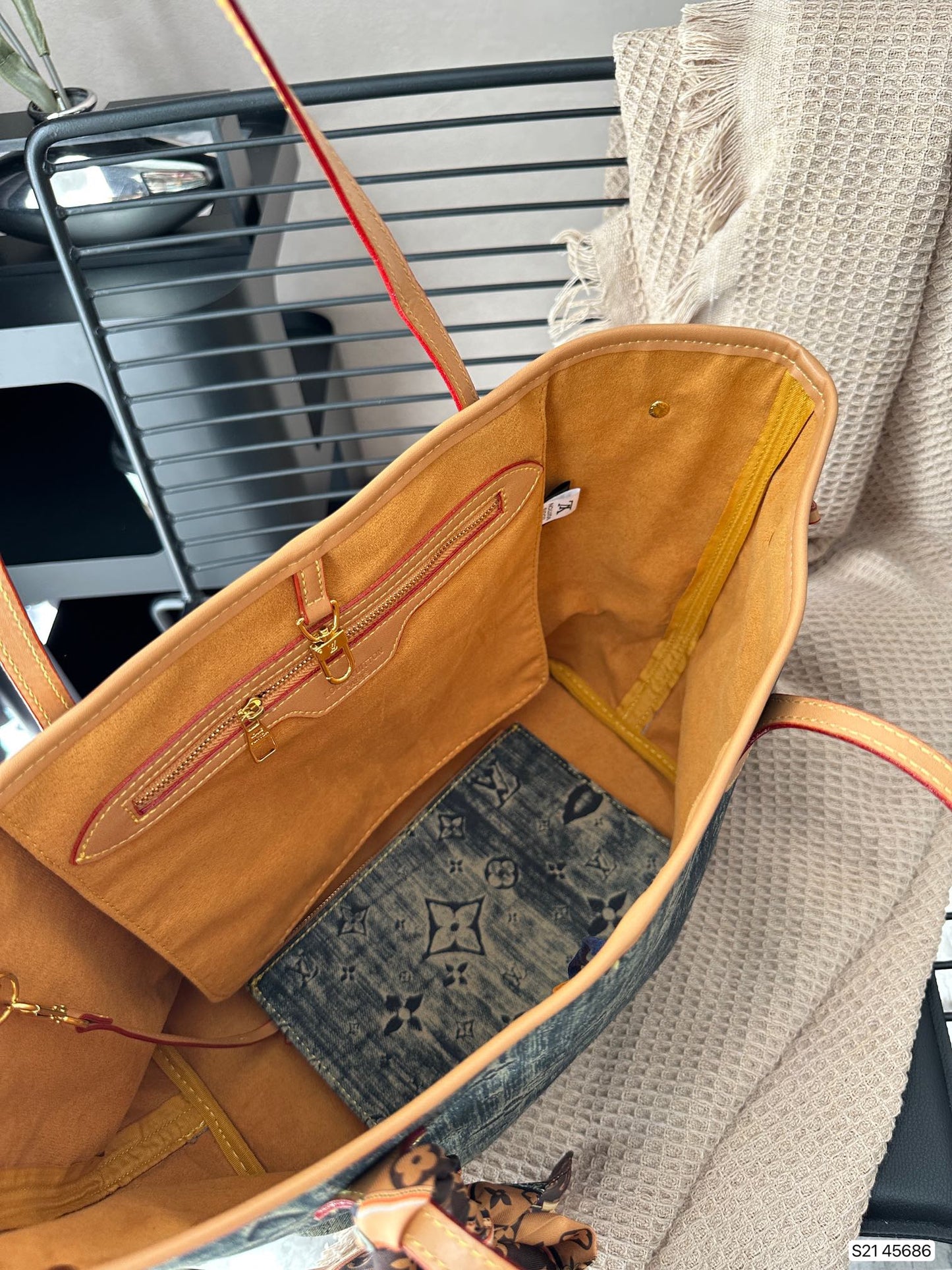 (29) Louis Vuitton Bag (Large)