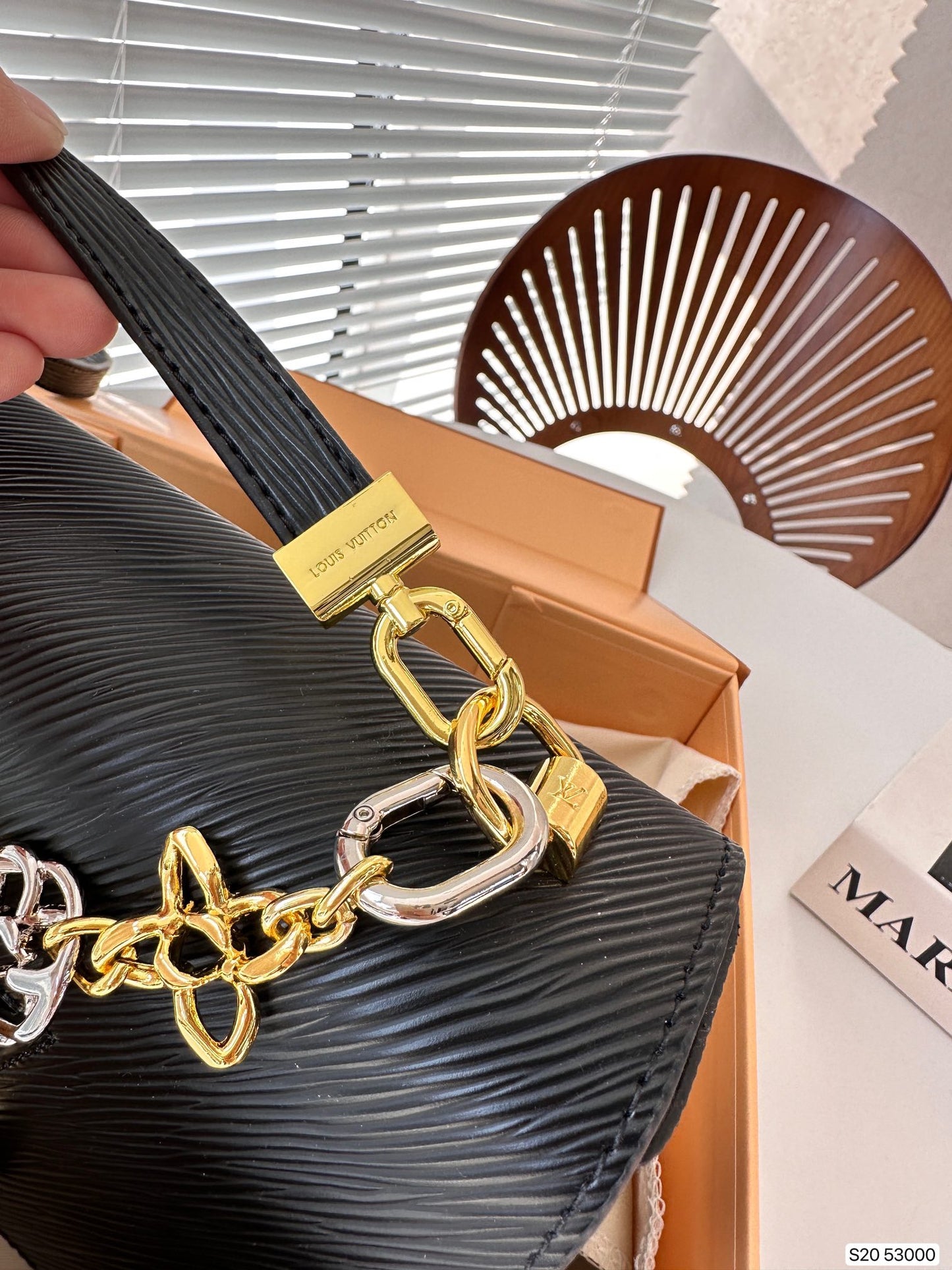 (32) Louis Vuitton Bag (new edition)