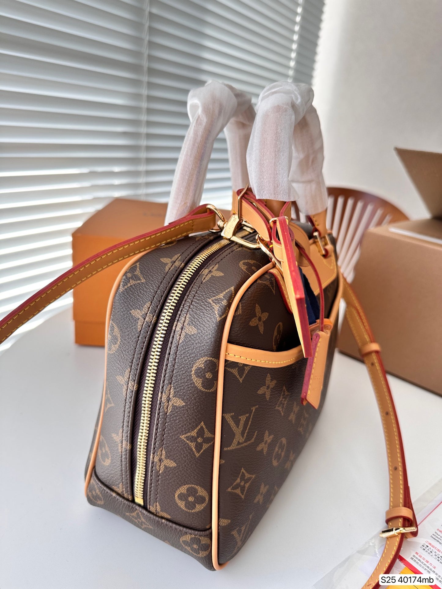 (15) Louis Vuitton Bag